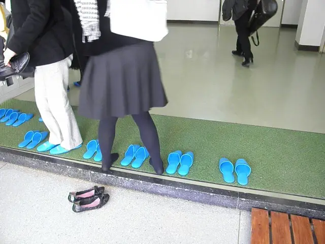 why japanese people take shoes off